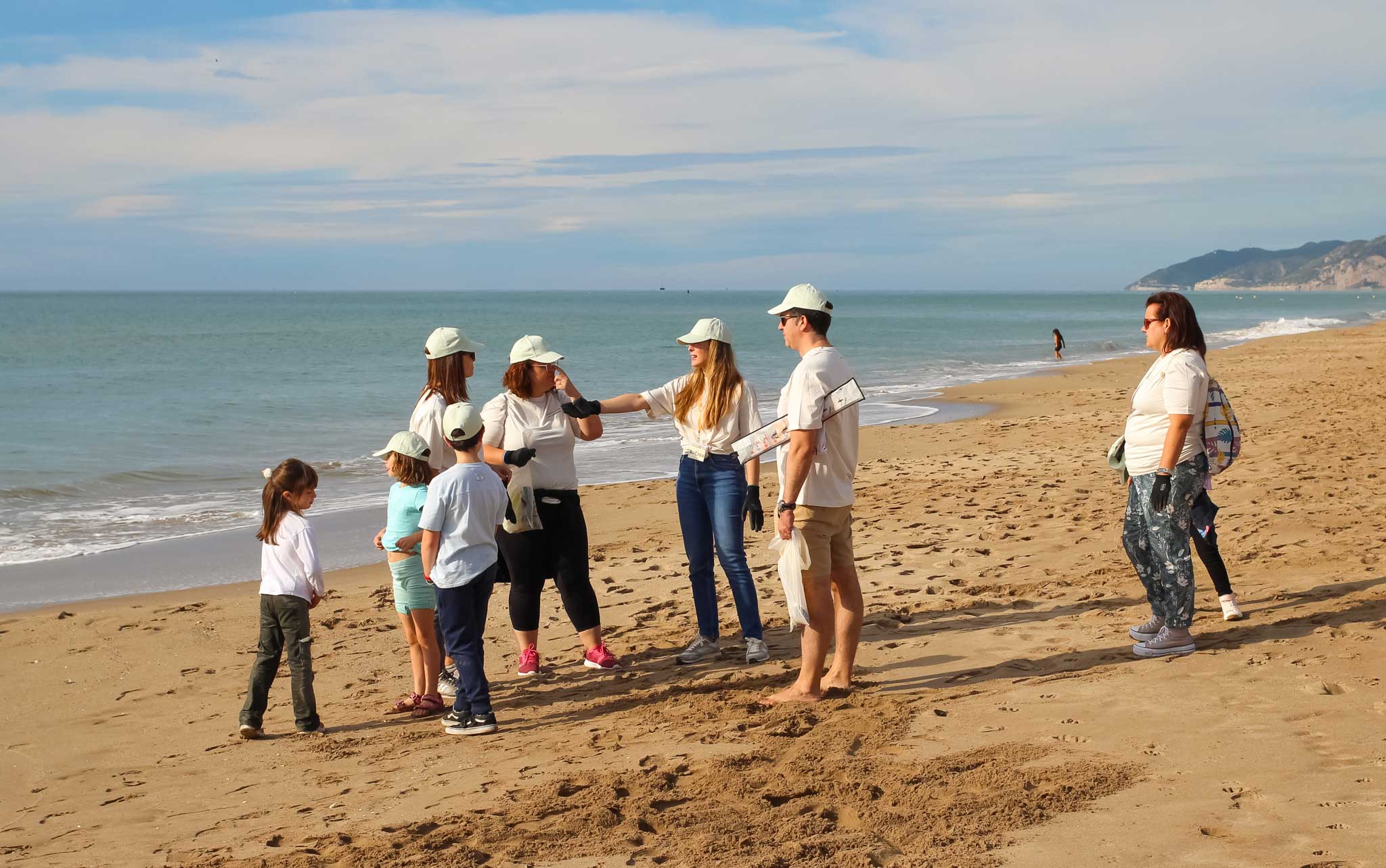 Neteja microplàstics a la platja de Gavà